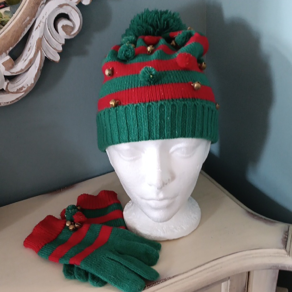 ^ Festive Green and Red Toque and Gloves Set